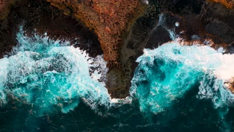Aerial view of waves crushing on the rocks in Western Australia Vídeos de archivo 197259031