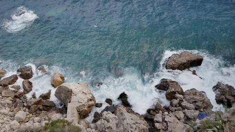 Aerial view of waves hitting rocks on the coast. Stock-Footage 96085231