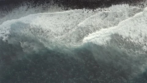 Aerial view. Waves repeating non stop at the beach. Drone footage. Vídeo Stock 158891320
