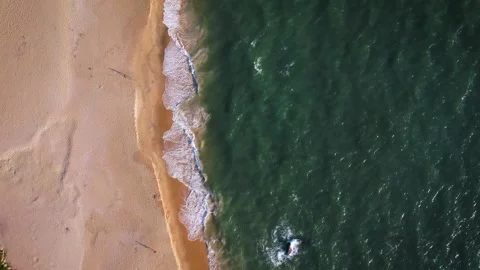Aerial view of Waves rolling into the coastline Vídeos de archivo 267860042