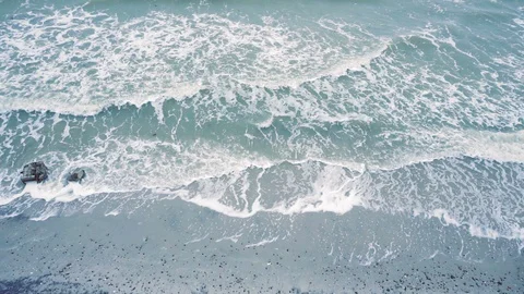 Aerial view waves on sand beach Vídeos de archivo 107865420
