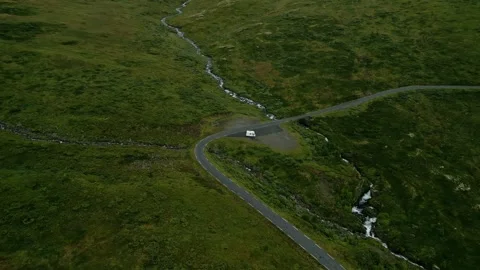 Aerial view of a white camper van parked at a winding road intersection Vídeos de archivo 342390174