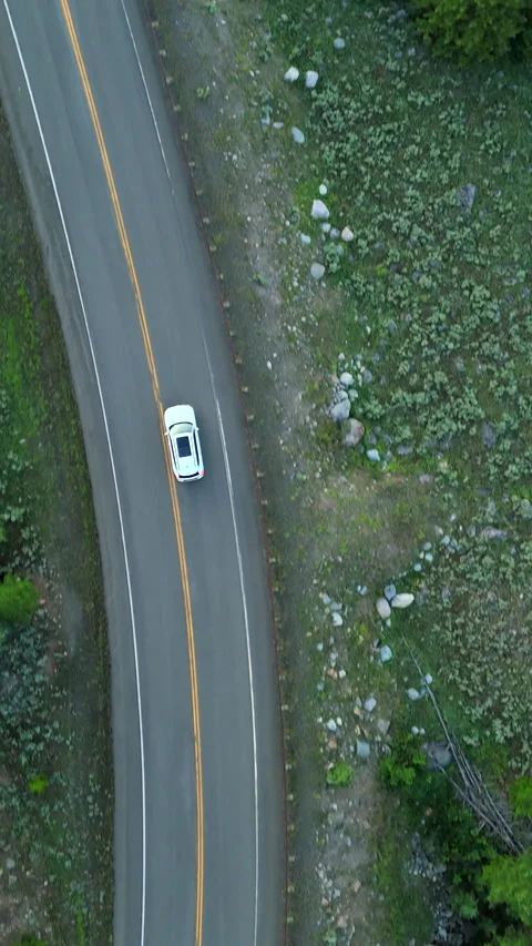 Aerial View of White Car Driving on Mountain Road in Montana USA. Vídeo Stock 342587301
