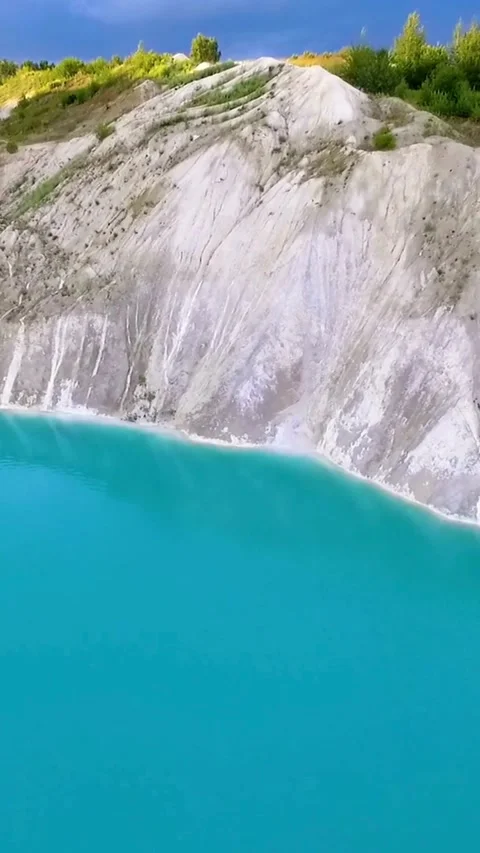 Aerial view of white chalk cliffs and blue water Video stock 334168968