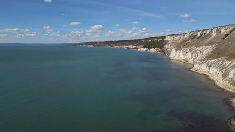 Aerial View of White Chalk Cliffs and Sea Shore on Sunny Day Vidéo 347059755