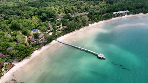 Aerial view of white sand beach and crystal clear waters on Koh Kood island. Vídeo Stock 335393653