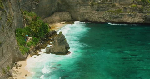 Aerial view of white sand at Diamond beach and large rock formation in turquoise Video stock 342772227