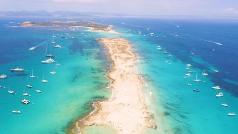 Aerial view of the white sandy beach of Formentera with INSPIRE 2 Drone. 스톡 동영상 101718027