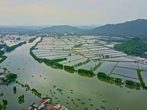 Aerial View Wide River under Flood against Mountains Vidéo 76239709