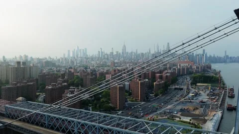 Aerial view of the Williamsburg Bridge connecting Brooklyn and Manhattan Vídeos de archivo 323709087
