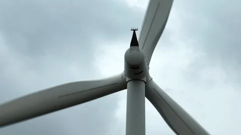 Aerial view of a wind turbine under heavy storm clouds. Vídeo Stock 339405035