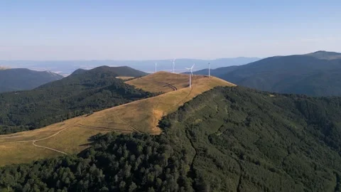 Aerial View of Wind Turbines Windmill Farm on Mountain Ridge at Sunset Vídeos de archivo 343511115