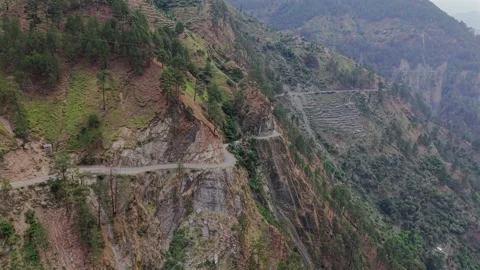 Aerial View of Winding Mountain Road in Pangi Valley, Himachal Pradesh Vidéo 340311543
