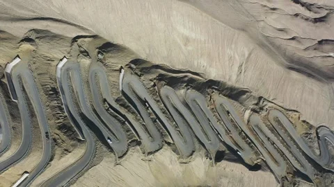 Aerial view of the winding Panlong Ancient Road in Xinjiang, China Vídeos de archivo 344953260
