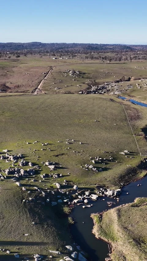 Aerial View of Winding River and Rocky Outback Countryside 库存影片 341542325