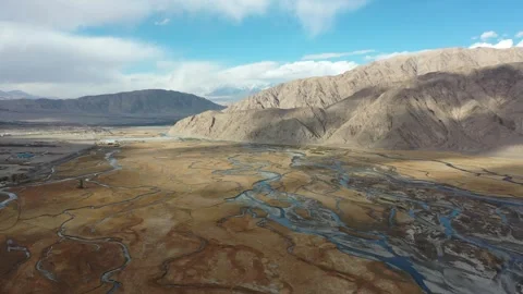 Aerial View Of Winding River Texture In Taxkorgan Xinjiang Vídeos de archivo 345022249