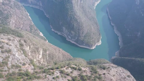 Aerial view of the winding river through the deep Wushan canyon in Chongqing 스톡 동영상 342306330