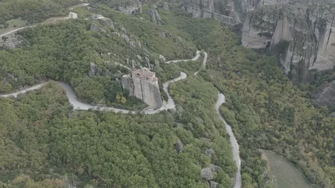 Aerial view of winding road, monastery on cliff, Meteora, Kalabaka, Greece 動画素材 124129384