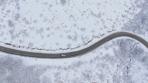 Aerial view of winter mountain road covered with snow, driving car and truck. Vídeo Stock 101467906