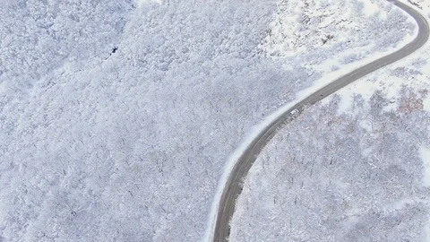 Aerial view of winter mountain road covered with snow, driving car and truck. Vídeo Stock 101468820