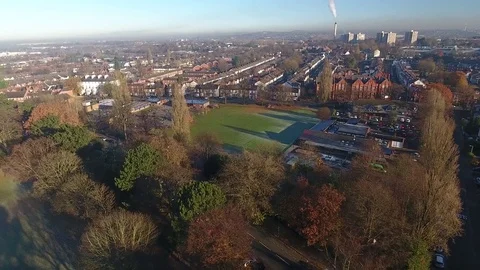 Aerial view of Wolverhampton, including a school playground. Vidéo 70339005