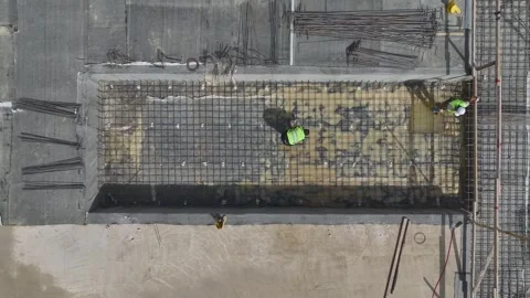 Aerial View: Workers and engineers handle foundation insulation and metal Vidéo 296095287