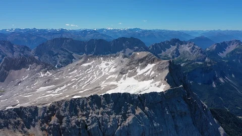 Aerial view of Zugspitze mountain summit - Alps, Germany/Austria border, Europe Vídeos de archivo 115412911