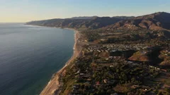 Premium Photo  An aerial view of zuma beach and mountains against