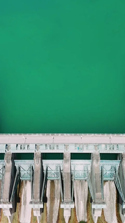 Aerial views showcase a dam gradually releasing water, decreasing the reservoir 库存影片 284766545