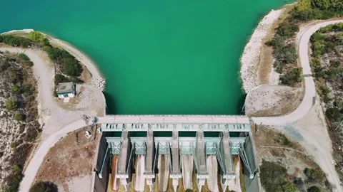 Aerial views showcase a dam gradually releasing water, decreasing the reservoir 库存影片 284766718