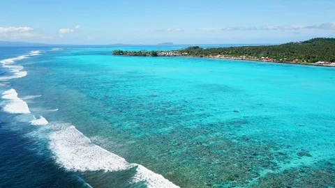 Aerial vision of outer island reef flying over tropical blue lagoon Vidéo 107090790