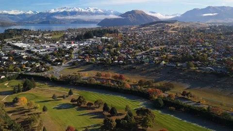 Aerial of Wanaka Township Overview Autumn Mountains Vídeo Stock 334001353