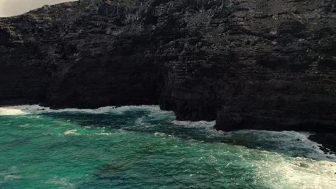 Aerial waves hit tall cliffs on Canary Islands Vídeo Stock 331083063