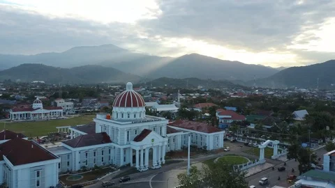 Aerial of White Building while sunlight leaks and appears between the clouds Vídeos de archivo 119939650