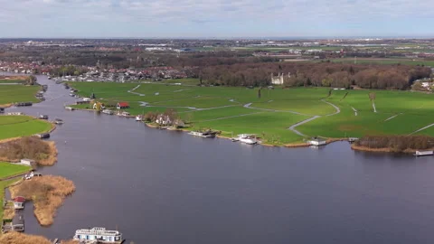 Aerial wide angle view over a large river canal with floating houseboats Vidéo 339225540