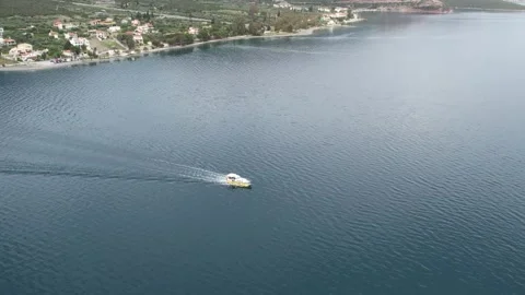Aerial wide angle view of traditional boat near island coastal village Vídeo Stock 343944352