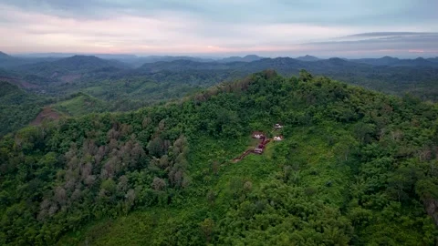 Aerial Wide View of Tiny Eco Resort Amid Vast Tropical Rainforest Highland Vidéo 335801244