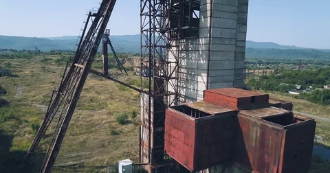 Aerial wiev: The old abandoned Soviet union Salt mine against the background of Vídeos de archivo 84426237