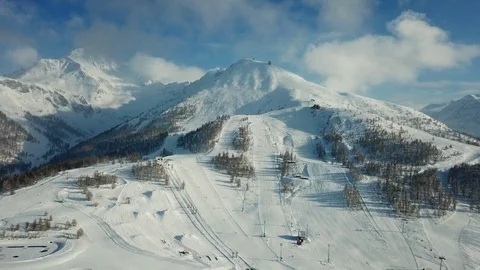 Aerial winter Italian Alps mountains panorama image view of snow ski slopes Vidéo gratuite 122516348