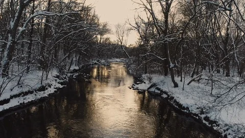 Aerial: Winter River Flying Upstream 動画素材 88972118