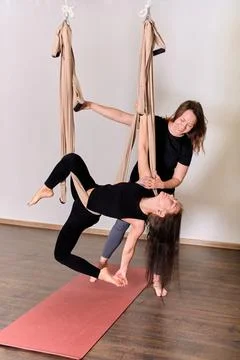 Aerial yoga instruction in studio setting Stockfoto's