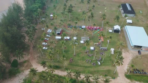 Aerial Zoom In from High Angle to Close-up of Corporate Gathering Event at W Vídeos de archivo 328396252