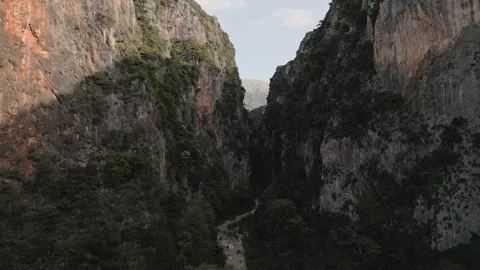 Aerial zoom in view dramatic Gjipe Canyon Albania between towering cliffs d.. Vídeos de archivo 333457046