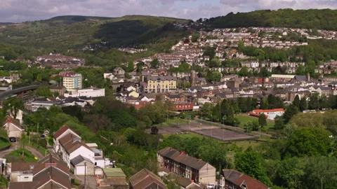 Aerial zooming view of a small welsh town in a valley Video stock 336809498