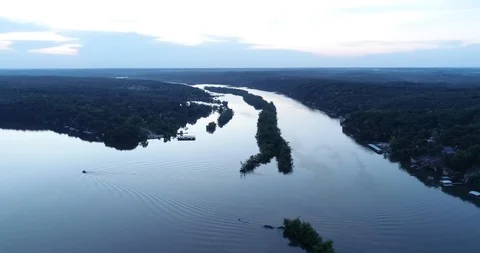 AerialOverLakeClouds 動画素材 98264903