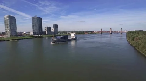 Aerials big ship at speed on river getting closer 30fps Stockbeeldmateriaal 57315506