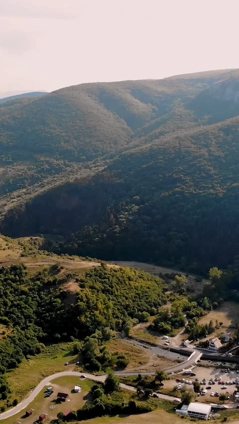 Aero. panoramic view of mountains sheltered by dense green coniferous forest. Vídeos de archivo 321639676
