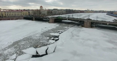 Aero video copter 4k cloudy bridge winter cold petersburg old bridge neva river Video stock 103638258