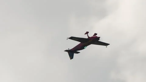 Aerobatic airplane performing inverted flight stunt in the sky Video stock 341784894