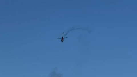 Aerobatic Helicopter Performing Stunts Over the Ocean in Surfers Paradise Vídeos de archivo 345017246